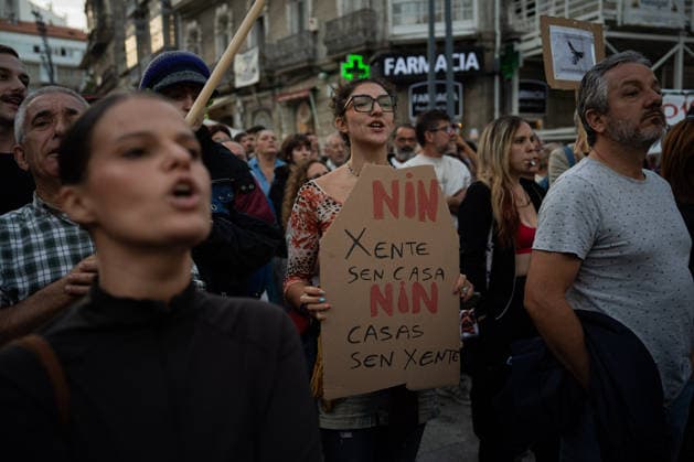 Rally in Vigo in Support of the Maricarmen Decree Dozens of people at a rally in support of the Maricarmen Decree on September 28, 2026, in Vigo, Pontevedra, Galicia, Spain. Organized by the Vigo Housing Alliance, the protest aims to show support for the Maricarmen Decree, the new housing decree demanded by tenants’ unions, named in honor of the octogenarian who was evicted last Wednesday, September 23, in Madrid SEPTEMBER 28, 2026 Adriá Vigo, Pontevedra, Galicia, Vigo, Pontevedra, Galicia, Spain Copyright: xAdrianxIragox 7806626