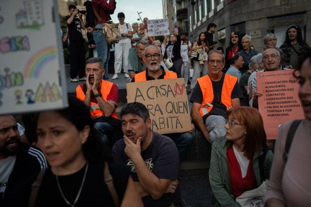 Rally in Vigo in Support of the Maricarmen Decree Dozens of people at a rally in support of the Maricarmen Decree on September 28, 2026, in Vigo, Pontevedra, Galicia, Spain. Organized by the Vigo Housing Alliance, the protest aims to show support for the Maricarmen Decree, the new housing decree demanded by tenants’ unions, named in honor of the octogenarian who was evicted last Wednesday, September 23, in Madrid SEPTEMBER 28, 2026 Adriá Vigo, Pontevedra, Galicia, Vigo, Pontevedra, Galicia, Spain Copyright: xAdrianxIragox 7806627