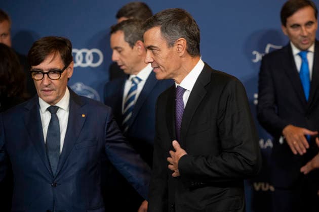 Sánchez and Illa Attend the 4th Vanguardia Awards Ceremony in Barcelona Prime Minister Pedro Sánchez and President of the Generalitat Salvador Illa during the 4th Vanguardia Awards ceremony on September 28, 2026, in Barcelona, Catalonia, Spain. These awards bring together more than 1,200 prominent figures to honor winners in ten categories focused on sustainability, innovation, culture, and civic engagement. SEPTEMBER 28, 2026 Lorena Sopê Barcelona Catalonia Barcelona Catalonia Spain  Copyright: xLorenaxSopÃªnax 7806606