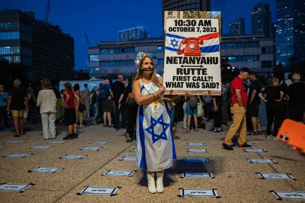September 28, 2026, Tel Aviv, Tel Aviv, Israel: A woman presents a protest sign mentioning a call by PM Netanyahu to Dutch PM Mark Rutte on October 7th, outside a Sukka, a tent for the holiday of Sukkot, built by families of former hostages In Hostages Square to commemorate 3 years since October 7th. Tel Aviv Israel - ZUMAg280 20260928_znp_g280_008 Copyright: xYoavxGinsburgx