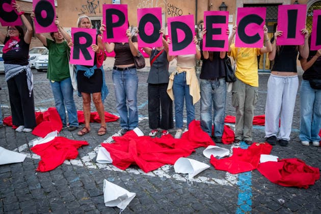 September 28, 2026, Rome, Rm, Italy: To mark International Safe Abortion Day, the feminist and transfeminist movement Non Una Di Meno (Not One Less) is holding a rally outside the Ministry of Health, reiterating their call for The right to free, safe, and accessible abortion for everyone who requests it . Protesters take off the red cloaks and white bonnets from The Handmaid s Tale as a visual symbol to defend abortion access and oppose reproductive restrictions. My body my choice reads the sign. Rome Italy - ZUMAg256 20260928_znp_g256_005 Copyright: xMarcoxDixGianvitox