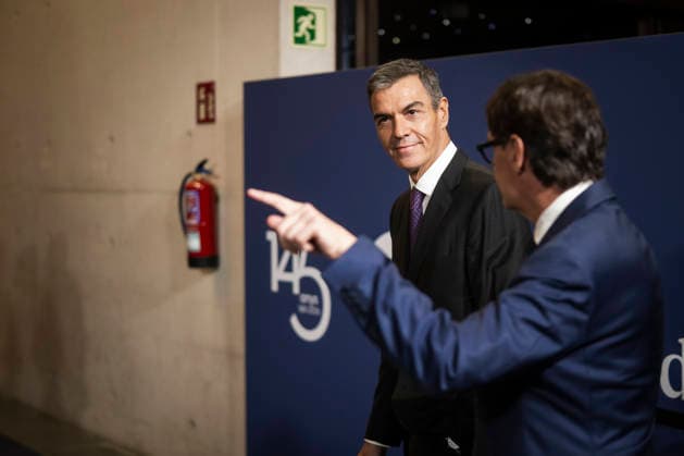 Sánchez and Illa Attend the 4th Vanguardia Awards Ceremony in Barcelona Prime Minister Pedro Sánchez i and President of the Generalitat Salvador Illa d during the 4th Vanguardia Awards ceremony on September 28, 2026, in Barcelona, Catalonia, Spain. These awards bring together more than 1,200 prominent figures to honor winners in ten categories focused on sustainability, innovation, culture, and civic engagement. SEPTEMBER 28, 2026 Lorena Sopê Barcelona Catalonia Barcelona Catalonia Spain  Copyright: xLorenaxSopÃªnax 7806688