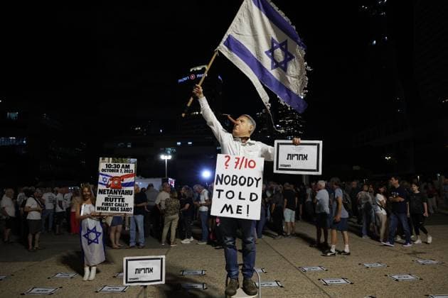October 7 families demand accountability at Tel Aviv protest TEL AVIV, ISRAEL, SEPTEMBER 28, 2026: Israelis gather at Hostages Square in Tel Aviv during the October 7 Failure Sukkah, a protest initiative organized by families affected by the October 7, 2023 attack, including relatives of victims, former hostages and their families. Participants called for accountability and a full investigation into the failures surrounding the attack. Protesters used signs, masks and symbolic performances criticizing Prime Minister Benjamin Netanyahu and other political and security officials, as families renewed calls for those who held positions of responsibility at the time to be held accountable. The protest initiative is being held at Hostages S Copyright: x xSaeedxQaqx xJNAxPressx