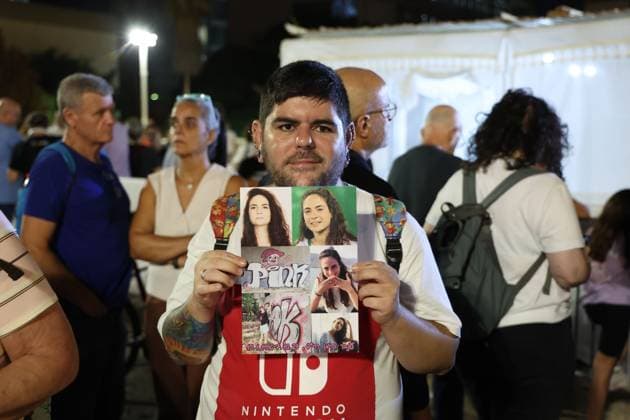 October 7 families demand accountability at Tel Aviv protest TEL AVIV, ISRAEL, SEPTEMBER 28, 2026: Israelis gather at Hostages Square in Tel Aviv during the October 7 Failure Sukkah, a protest initiative organized by families affected by the October 7, 2023 attack, including relatives of victims, former hostages and their families. Participants called for accountability and a full investigation into the failures surrounding the attack. Protesters used signs, masks and symbolic performances criticizing Prime Minister Benjamin Netanyahu and other political and security officials, as families renewed calls for those who held positions of responsibility at the time to be held accountable. The protest initiative is being held at Hostages S Copyright: x xSaeedxQaqx xJNAxPressx