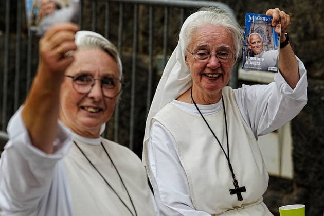 Pope Leo XIV in France s Metz METZ, FRANCE - SEPTEMBER 28: Nuns are seen as Pope Leo XIV waves to crowds as he leaves Saint Stephen s Cathedral after celebrating a Mass in Metz, France on September 28, 2026. The liturgy served as the spiritual culmination of the final day of his four-day apostolic journey to France. Muhammed Said Tako Anadolu Metz France. Editorial use only. Please get in touch for any other usage.  Copyright: x2026xAnadoluxMuhammedxSaidxTakox