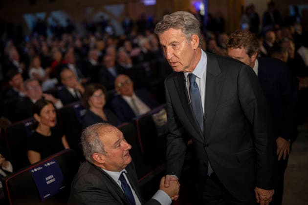 Sánchez and Illa Attend the 4th Vanguardia Awards Ceremony in Barcelona. The Minister of Industry and Tourism, Jordi Hereu i, greets the president of the Popular Party, Alberto Núnez Feijóo d, during the 4th Vanguardia Awards ceremony on September 28, 2026, in Barcelona, Catalonia, Spain. These awards bring together more than 1,200 dignitaries to honor winners in ten categories focused on sustainability, innovation, culture, and civic engagement. SEPTEMBER 28, 2026 Lorena Sopê Barcelona Catalonia Barcelona Catalonia Spain Copyright: xLorenaxSopênax 7806693