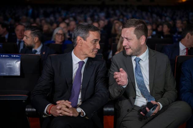 Sánchez and Illa Attend the 4th Vanguardia Awards Ceremony in Barcelona Spanish Prime Minister Pedro Sánchez (left) and Greenland’s Prime Minister Jens Frederick Nielsen (right) during the 4th Vanguardia Awards ceremony on September 28, 2026, in Barcelona, Catalonia, Spain. These awards bring together more than 1,200 prominent figures to honor winners in ten categories focused on sustainability, innovation, culture, and civic engagement. SEPTEMBER 28, 2026 Lorena Sopê Barcelona, Catalonia, Spain Copyright: xLorenaxSopênax 7806689