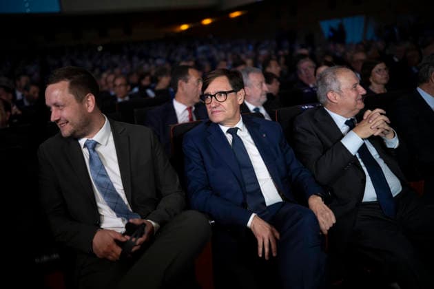 Sánchez and Illa Attend the 4th Vanguardia Awards Ceremony in Barcelona I D The president of the Generalitat, Salvador Illa; the prime minister of Greenland, Jens Frederick Nielsen; and the minister of Industry and Tourism, Jordi Hereu, during the 4th Vanguardia Awards ceremony, on September 28, 2026, in Barcelona, Catalonia, Spain. These awards bring together more than 1,200 dignitaries to honor winners in ten categories focused on sustainability, innovation, culture, and civic engagement. SEPTEMBER 28, 2026 Lorena Sopê Barcelona Catalonia Barcelona Catalonia Spain Copyright: xLorenaxSopênax 7806691