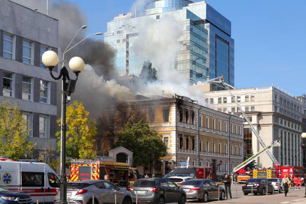 Russian drone strikes Ukrainian National Academy of Sciences building in Kyiv A rescuer uses an aerial work platform to extinguish a fire in the National Academy of Sciences building in Kyiv, Ukraine, on September 28, 2026. The building is burning after being hit by a drone. One person was killed, and three others were injured in the attack. Kyiv Ukraine  Copyright: xVolodymyrxTarasovx originalFilename: ukrinform-russiand260928_npRcH.jpg