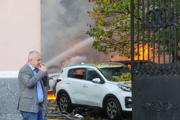 Russian drone strikes Ukrainian National Academy of Sciences building in Kyiv A man stands outside the National Academy of Sciences building, which is on fire after being hit by a drone, in Kyiv, Ukraine, on September 28, 2026. One person was killed, and three others were injured in the attack. Kyiv Ukraine  Copyright: xVolodymyrxTarasovx originalFilename: ukrinform-russiand260928_npHmL.jpg