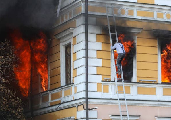 Russian drone strikes Ukrainian National Academy of Sciences building in Kyiv A man descends a telescopic ladder to exit the National Academy of Sciences building, which is burning after being hit by a drone, in Kyiv, Ukraine, on September 28, 2026. One person was killed, and three others were injured in the attack. Kyiv Ukraine  Copyright: xVolodymyrxTarasovx originalFilename: ukrinform-russiand260928_npLI9.jpg