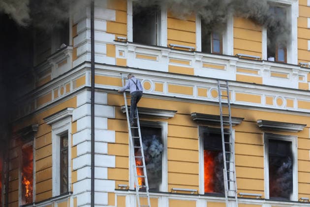 Russian drone strikes Ukrainian National Academy of Sciences building in Kyiv A man descends a telescopic ladder to exit the National Academy of Sciences building, which is burning after being hit by a drone, in Kyiv, Ukraine, on September 28, 2026. One person was killed, and three others were injured in the attack. Kyiv Ukraine  Copyright: xVolodymyrxTarasovx originalFilename: ukrinform-russiand260928_npxcE.jpg