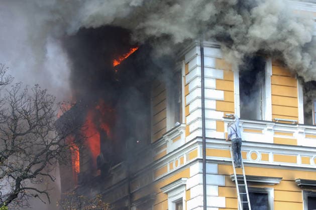 Russian drone strikes Ukrainian National Academy of Sciences building in Kyiv A man descends a telescopic ladder to exit the National Academy of Sciences building, which is burning after being hit by a drone, in Kyiv, Ukraine, on September 28, 2026. One person was killed, and three others were injured in the attack. Kyiv Ukraine  Copyright: xVolodymyrxTarasovx originalFilename: ukrinform-russiand260928_npDot.jpg