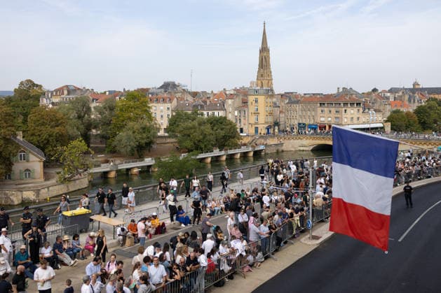 Visit to Metz of Pope Leo XIV - RL People wait on the way where The Holy Father’s ride in the popemobile ahead of a Mass led by Pope Leo XIV, in Metz, northeastern France on September 28, 2026 on the last day of his visit to France. Photo by Raphael Lafargue ABACAPRESS.COM Metz France  Copyright: xLafarguexRaphael ABACAx