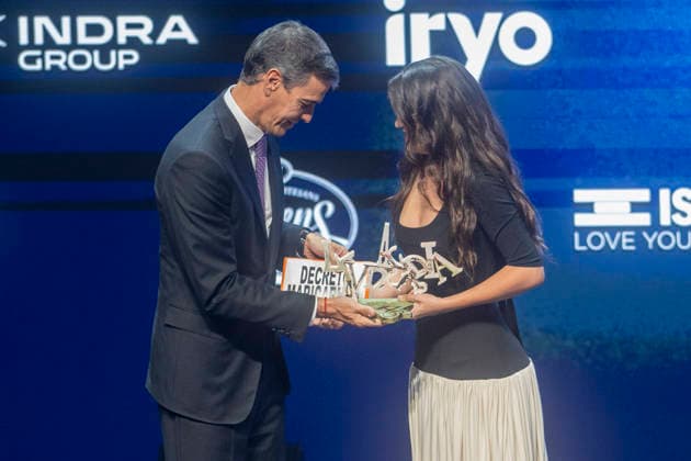 Sánchez and Illa Attend the 4th Vanguardia Awards Ceremony in Barcelona. Prime Minister Pedro Sánchez presents the Young Talent Award to singer Amaia Romero, and she presents him with a banner reading Maricarmen Decree, during the 4th Vanguardia Awards ceremony on September 28, 2026, in Barcelona, Catalonia, Spain. These awards bring together more than 1,200 prominent figures to honor ten categories focused on sustainability, innovation, culture, and civic engagement. SEPTEMBER 28, 2026 Lorena Sopê Barcelona Catalonia Barcelona Catalonia Spain Copyright: xLorenaxSopênax 7806701
