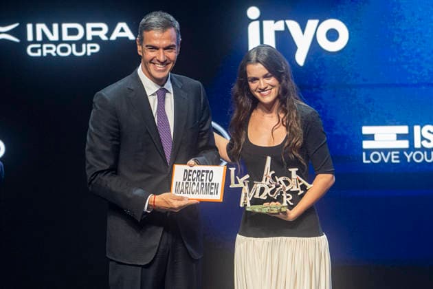Sánchez and Illa Attend the 4th Vanguardia Awards Ceremony in Barcelona. Prime Minister Pedro Sánchez presents the Young Talent Award to singer Amaia Romero, and she presents him with a banner reading Maricarmen Decree, during the 4th Vanguardia Awards ceremony on September 28, 2026, in Barcelona, Catalonia, Spain. These awards bring together more than 1,200 prominent figures to honor ten categories focused on sustainability, innovation, culture, and civic engagement. SEPTEMBER 28, 2026 Lorena Sopê Barcelona Catalonia Barcelona Catalonia Spain Copyright: xLorenaxSopênax 7806700
