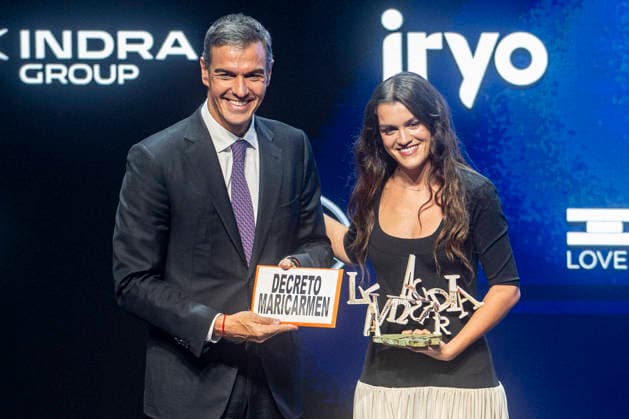 Sánchez and Illa Attend the 4th Vanguardia Awards Ceremony in Barcelona. Prime Minister Pedro Sánchez presents the Young Talent Award to singer Amaia Romero, and she presents him with a banner reading Maricarmen Decree during the 4th Vanguardia Awards ceremony on September 28, 2026, in Barcelona, Catalonia, Spain. These awards bring together more than 1,200 prominent figures to honor ten categories focused on sustainability, innovation, culture, and civic engagement. SEPTEMBER 28, 2026 Lorena Sopê Barcelona Catalonia Barcelona Catalonia Spain Copyright: xLorenaxSopênax 7806715
