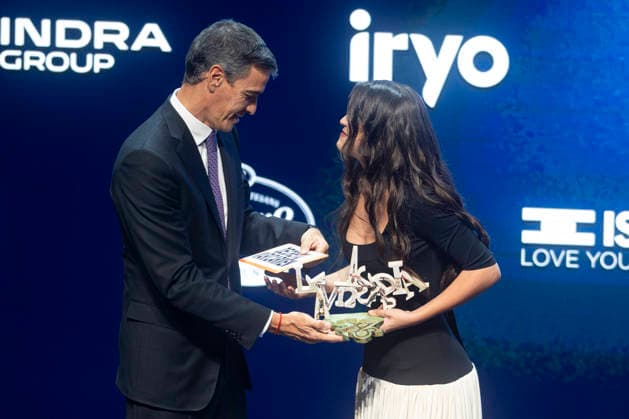 Sánchez and Illa Attend the 4th Vanguardia Awards Ceremony in Barcelona. Prime Minister Pedro Sánchez presents the Young Talent Award to singer Amaia Romero, and she presents him with a banner reading Maricarmen Decree during the 4th Vanguardia Awards ceremony on September 28, 2026, in Barcelona, Catalonia, Spain. These awards bring together more than 1,200 prominent figures to honor ten categories focused on sustainability, innovation, culture, and civic engagement. SEPTEMBER 28, 2026 Lorena Sopê Barcelona Catalonia Barcelona Catalonia Spain Copyright: xLorenaxSopênax 7806716