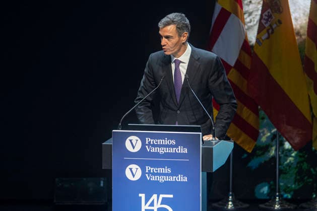 Sánchez and Illa Attend the 4th Vanguardia Awards Ceremony in Barcelona Prime Minister Pedro Sánchez speaks during the 4th Vanguardia Awards ceremony on September 28, 2026, in Barcelona, Catalonia, Spain. These awards bring together more than 1,200 prominent figures to honor ten categories focused on sustainability, innovation, culture, and civic engagement. SEPTEMBER 28, 2026 Lorena Sopê Barcelona Catalonia Barcelona Catalonia Spain  Copyright: xLorenaxSopÃªnax 7806717