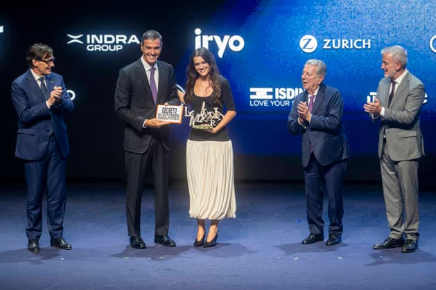 Sánchez and Illa Attend the 4th Vanguardia Awards Ceremony in Barcelona. Prime Minister Pedro Sánchez presents the Young Talent Award to singer Amaia Romero, and she presents him with a banner reading Maricarmen Decree, during the 4th Vanguardia Awards ceremony on September 28, 2026, in Barcelona, Catalonia, Spain. These awards bring together more than 1,200 prominent figures to honor ten categories focused on sustainability, innovation, culture, and civic engagement. SEPTEMBER 28, 2026 Lorena Sopê Barcelona Catalonia Barcelona Catalonia Spain Copyright: xLorenaxSopênax 7806724