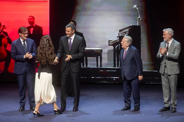 Sánchez and Illa Attend the 4th Vanguardia Awards Ceremony in Barcelona Prime Minister Pedro Sánchez presents the Young Talent Award to singer Amaia Romero during the 4th Vanguardia Awards ceremony on September 28, 2026, in Barcelona, Catalonia, Spain. These awards bring together more than 1,200 prominent figures to honor ten categories focused on sustainability, innovation, culture, and civic engagement. SEPTEMBER 28, 2026 Lorena Sopê Barcelona Catalonia Barcelona Catalonia Spain  Copyright: xLorenaxSopÃªnax 7806725