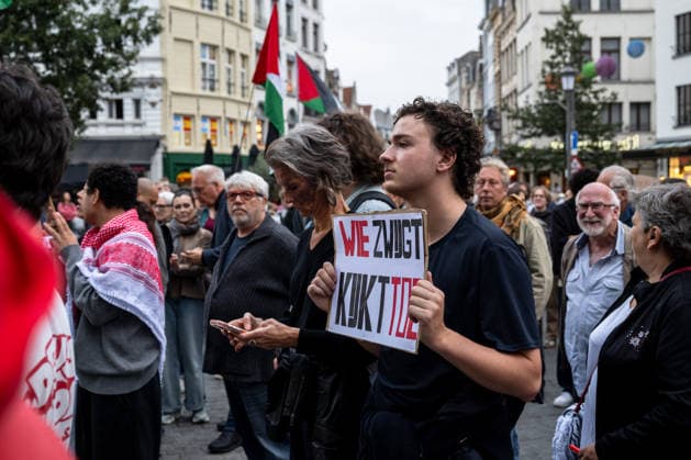 Pro-Palestine activists rally in Antwerp calling for evacuation of Gazans with valid visas ANTWERP, BELGIUM - SEPTEMBER 28: Pro-Palestine activists gather outside Antwerp City Hall during a demonstration organized by the Antwerp Coalition for Palestine, calling on Belgian authorities to facilitate the evacuation of Gazans holding valid visas and bring them to Belgium, in Antwerp, Belgium, on September 28, 2026. Bob Reijnders Lodewijks Anadolu Antwerp Belgium. Editorial use only. Please get in touch for any other usage.  Copyright: x2026xAnadoluxBobxReijndersxLodewijksx