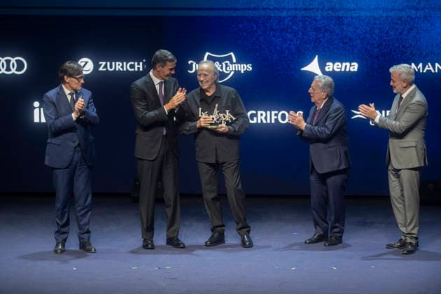Sánchez and Illa Attend the 4th Vanguardia Awards Ceremony in Barcelona Prime Minister Pedro Sánchez presents the Lifetime Achievement Award to singer-songwriter, composer, and poet Joan Manuel Serrat during the 4th Vanguardia Awards ceremony on September 28, 2026, in Barcelona, Catalonia, Spain. These awards bring together more than 1,200 prominent figures to honor winners in ten categories focused on sustainability, innovation, culture, and civic engagement. SEPTEMBER 28, 2026 Lorena Sopê Barcelona Catalonia Barcelona Catalonia Spain Copyright: xLorenaxSopênax 7806729