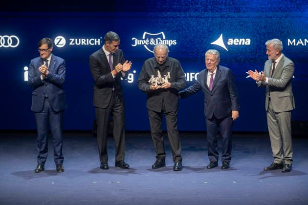 Sánchez and Illa Attend the 4th Vanguardia Awards Ceremony in Barcelona Prime Minister Pedro Sánchez presents the Lifetime Achievement Award to singer-songwriter, composer, and poet Joan Manuel Serrat during the 4th Vanguardia Awards ceremony on September 28, 2026, in Barcelona, Catalonia, Spain. These awards bring together more than 1,200 prominent figures to honor winners in ten categories focused on sustainability, innovation, culture, and civic engagement. SEPTEMBER 28, 2026 Lorena Sopê Barcelona Catalonia Barcelona Catalonia Spain Copyright: xLorenaxSopênax 7806730