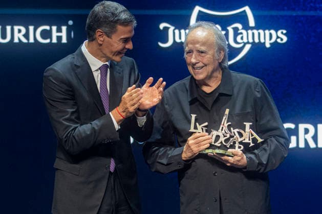 Sánchez and Illa Attend the 4th Vanguardia Awards Ceremony in Barcelona Prime Minister Pedro Sánchez presents the Lifetime Achievement Award to singer-songwriter, composer, and poet Joan Manuel Serrat during the 4th Vanguardia Awards ceremony on September 28, 2026, in Barcelona, Catalonia, Spain. These awards bring together more than 1,200 prominent figures to honor winners in ten categories focused on sustainability, innovation, culture, and civic engagement. SEPTEMBER 28, 2026 Lorena Sopê Barcelona Catalonia Barcelona Catalonia Spain Copyright: xLorenaxSopênax 7806731
