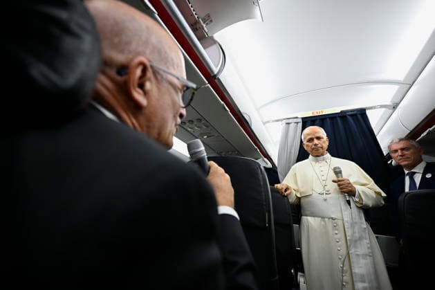 TRIP_PAPA_2026 Italy, In Flight, Vatican, 2026 9 29 Pope Leo XIV gives a press conference with accredited journalists on the return flight from France. EDITORIAL USE ONLY - NO BOOKS Copyright: xVATICANxMEDIA xCatholicxPressxPhotox