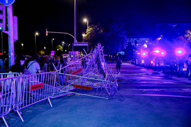 Sindicat de Llogateres Rally at the Entrance to the 4th Vanguardia Awards Police intervention during a Sindicat de Llogateres demonstration in front of the Palau de Congressos de Catalunya on September 28, 2026, in Barcelona, Catalonia, Spain. The rally took place less than 48 hours before the presentation of the Housing Decree demanded by the unions and parties to the left of the PSOE. SEPTEMBER 28, 2026 Kike Rincó Barcelona Catalonia Barcelona Catalonia Spain  Copyright: xKikexRinconx 7806801