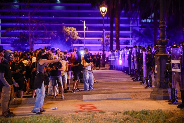 Sindicat de Llogateres Rally at the Entrance to the 4th Vanguardia Awards Police intervention during a Sindicat de Llogateres demonstration in front of the Palau de Congressos de Catalunya on September 28, 2026, in Barcelona, Catalonia, Spain. The rally took place less than 48 hours before the presentation of the Housing Decree demanded by the unions and parties to the left of the PSOE. SEPTEMBER 28, 2026 Kike Rincó Barcelona Catalonia Barcelona Catalonia Spain  Copyright: xKikexRinconx 7806799