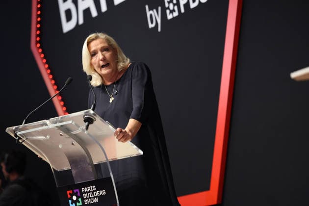 Marine Le Pen lors du Grand oral des candidats Ã l Ã lection prÃ sidentielle 2027 organisÃ par le Salon Batimat Ã Paris Marine Le Pen lors du Grand oral des candidats Ã l Ã lection prÃ sidentielle 2027 organisÃ par le Salon Batimat Ã Paris, France le 28 septembre 2026 Marine Le Pen during the major forum for 2027 presidential election candidates organized by the Batimat trade show in Paris, France, on September 28, 2026  Copyright: xBertrandxVanierx