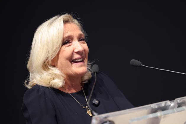 Marine Le Pen lors du Grand oral des candidats Ã l Ã lection prÃ sidentielle 2027 organisÃ par le Salon Batimat Ã Paris Marine Le Pen lors du Grand oral des candidats Ã l Ã lection prÃ sidentielle 2027 organisÃ par le Salon Batimat Ã Paris, France le 28 septembre 2026 Marine Le Pen during the major forum for 2027 presidential election candidates organized by the Batimat trade show in Paris, France, on September 28, 2026  Copyright: xBertrandxVanierx