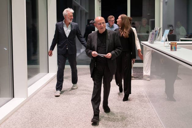 Tuebingen, Gysis Begegnungen im Neuen Kunstmuseum mit Rufus Beck, 28.09.2026 Gregor Gysi (Mitte) zusammen mit Rufus Beck (links) beim betreten des Neuen Kunstmuseum in Tuebingen