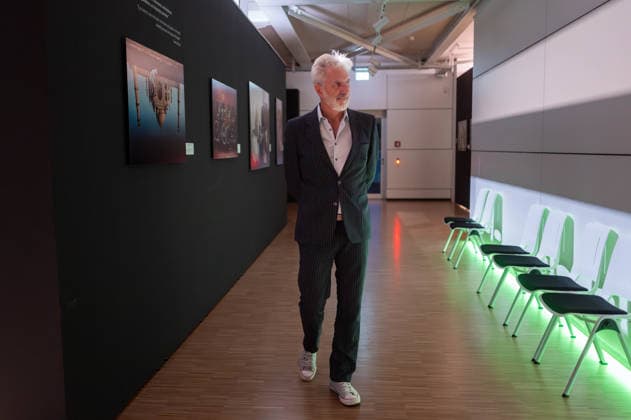 Tuebingen, Gysis Begegnungen im Neuen Kunstmuseum mit Rufus Beck, 28.09.2026 Rufus Beck kurz vor seinem Auftritt hinter der Buehne