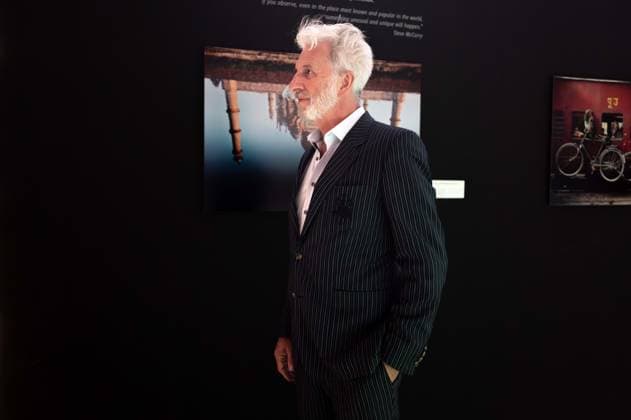 Tuebingen, Gysis Begegnungen im Neuen Kunstmuseum mit Rufus Beck, 28.09.2026 Rufus Beck (Seitenportrait) vor Fotografien von Fotograf Steve McCurry