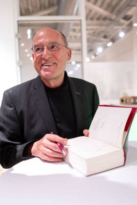 Tuebingen, Gysis Begegnungen im Neuen Kunstmuseum mit Rufus Beck, 28.09.2026 Gregor Gysi laechelnd beim signieren seiner Buecher