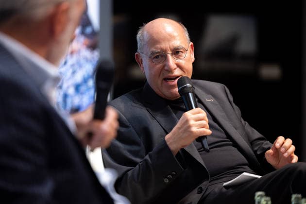 Tuebingen, Gysis Begegnungen im Neuen Kunstmuseum mit Rufus Beck, 28.09.2026 Gregor Gysi lachend mit Mikrofon