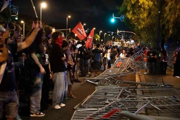 September 28, 2026, Barcelona, Turin, SPAIN: BARCELONA, SPAIN - SEPTEMBER 28 :..Protesters tear down barriers in front of Catalunya Congress Center during PM Pedro SoÂ¡nchez s attendance at 2026 Vanguardia Awards Barcelona SPAIN  - ZUMAm214 20260928_zip_m214_004 Copyright: xMatteoxSeccix