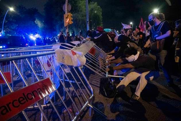 September 28, 2026, Barcelona, Turin, SPAIN: BARCELONA, SPAIN - SEPTEMBER 28 :..Protesters tear down barriers in front of Catalunya Congress Center during PM Pedro SoÂ¡nchez s attendance at 2026 Vanguardia Awards Barcelona SPAIN  - ZUMAm214 20260928_zip_m214_014 Copyright: xMatteoxSeccix