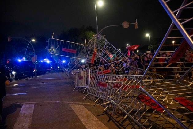September 28, 2026, Barcelona, Turin, SPAIN: BARCELONA, SPAIN - SEPTEMBER 28 :..Protesters tear down barriers in front of Catalunya Congress Center during PM Pedro SoÂ¡nchez s attendance at 2026 Vanguardia Awards Barcelona SPAIN  - ZUMAm214 20260928_zip_m214_015 Copyright: xMatteoxSeccix