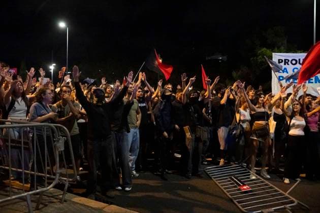 September 28, 2026, Barcelona, Turin, SPAIN: BARCELONA, SPAIN - SEPTEMBER 28 :..Protesters tear down barriers in front of Catalunya Congress Center during PM Pedro SoÂ¡nchez s attendance at 2026 Vanguardia Awards Barcelona SPAIN  - ZUMAm214 20260928_zip_m214_020 Copyright: xMatteoxSeccix