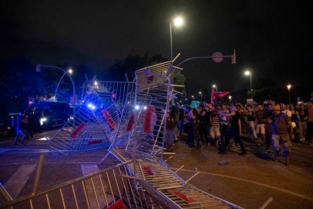September 28, 2026, Barcelona, Turin, SPAIN: BARCELONA, SPAIN - SEPTEMBER 28 :..Protesters tear down barriers in front of Catalunya Congress Center during PM Pedro SoÂ¡nchez s attendance at 2026 Vanguardia Awards Barcelona SPAIN  - ZUMAm214 20260928_zip_m214_021 Copyright: xMatteoxSeccix