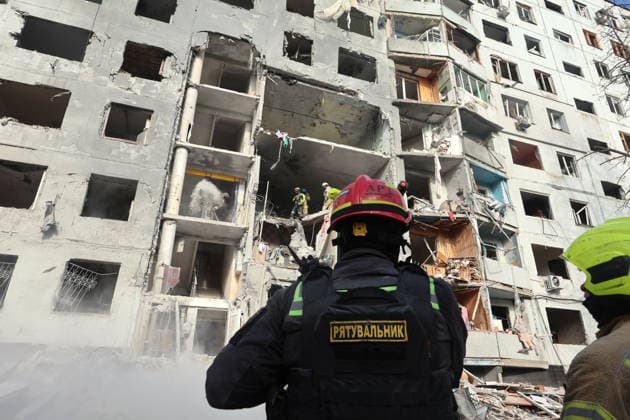 RECORD DATE NOT STATED Rescuers work to deal with the aftermath of a Russian glide bomb strike on a multi-storey residential building in Kharkiv, Ukraine, on September 28, 2026. Russian forces launched glide bomb strikes on the Kyivskyi and Saltivskyi districts of Kharkiv, with one bomb hitting the apartment building. More than 35 people, including children, were injured in the attack (Photo by Viacheslav Madiievskyi Ukrinform) Russian glide bomb hits apartment building in Kharkiv  Copyright: xViacheslavxMadiievskyix