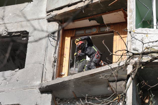 RECORD DATE NOT STATED Rescuers work to deal with the aftermath of a Russian glide bomb strike on a multi-storey residential building in Kharkiv, Ukraine, on September 28, 2026. Russian forces launched glide bomb strikes on the Kyivskyi and Saltivskyi districts of Kharkiv, with one bomb hitting the apartment building. More than 35 people, including children, were injured in the attack (Photo by Viacheslav Madiievskyi Ukrinform) Russian glide bomb hits apartment building in Kharkiv  Copyright: xViacheslavxMadiievskyix