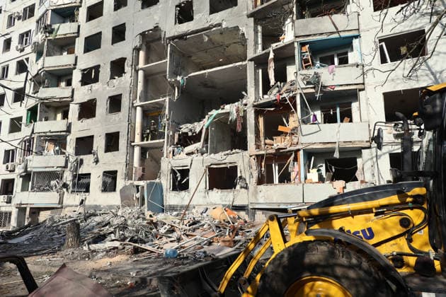 RECORD DATE NOT STATED Rescuers work to deal with the aftermath of a Russian glide bomb strike on a multi-storey residential building in Kharkiv, Ukraine, on September 28, 2026. Russian forces launched glide bomb strikes on the Kyivskyi and Saltivskyi districts of Kharkiv, with one bomb hitting the apartment building. More than 35 people, including children, were injured in the attack (Photo by Viacheslav Madiievskyi Ukrinform) Russian glide bomb hits apartment building in Kharkiv  Copyright: xViacheslavxMadiievskyix