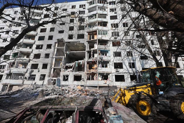 RECORD DATE NOT STATED A multi-storey residential building damaged by a Russian glide bomb strike in Kharkiv, Ukraine, on September 28, 2026. Russian forces launched glide bomb strikes on the Kyivskyi and Saltivskyi districts of Kharkiv, with one bomb hitting the apartment building. More than 35 people, including children, were injured in the attack (Photo by Viacheslav Madiievskyi Ukrinform) Russian glide bomb hits apartment building in Kharkiv  Copyright: xViacheslavxMadiievskyix