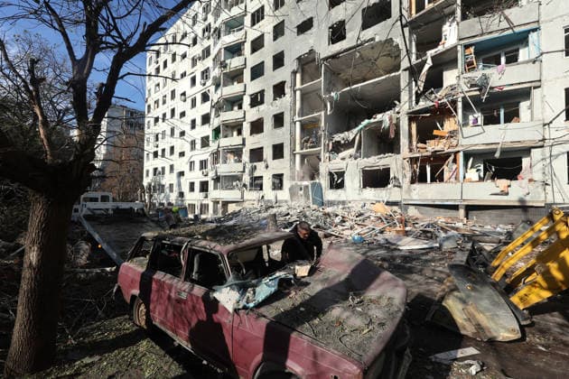 RECORD DATE NOT STATED A man stands next to a damaged car near a multi-storey residential building hit by a Russian glide bomb in Kharkiv, Ukraine, on September 28, 2026. Russian forces launched glide bomb strikes on the Kyivskyi and Saltivskyi districts of Kharkiv, with one bomb hitting the apartment building. More than 35 people, including children, were injured in the attack (Photo by Viacheslav Madiievskyi Ukrinform) Russian glide bomb hits apartment building in Kharkiv  Copyright: xViacheslavxMadiievskyix