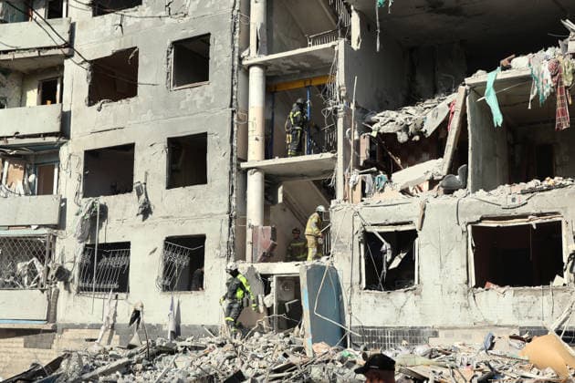 RECORD DATE NOT STATED Rescuers work to deal with the aftermath of a Russian glide bomb strike on a multi-storey residential building in Kharkiv, Ukraine, on September 28, 2026. Russian forces launched glide bomb strikes on the Kyivskyi and Saltivskyi districts of Kharkiv, with one bomb hitting the apartment building. More than 35 people, including children, were injured in the attack (Photo by Viacheslav Madiievskyi Ukrinform) Russian glide bomb hits apartment building in Kharkiv  Copyright: xViacheslavxMadiievskyix